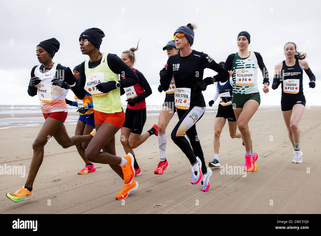 EGMOND AAN ZEE The leading group among the women on the beach during the NN Egmond Half