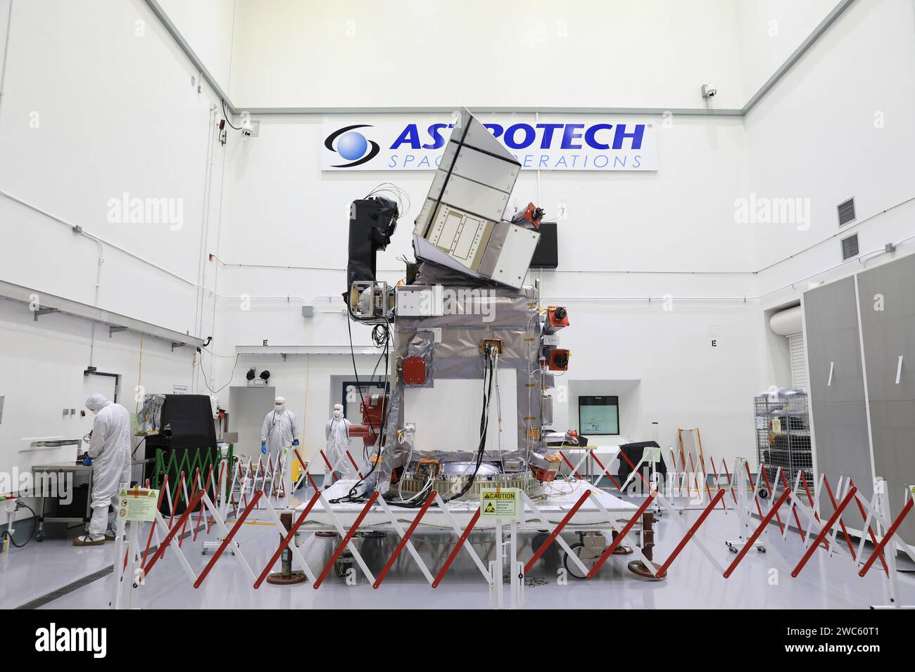 Technicians work to process the NASA’s Plankton, Aerosol, Cloud, ocean Ecosystem (PACE) observatory on an Aronson Tilt Table in a high bay at the Astr Stock Photo