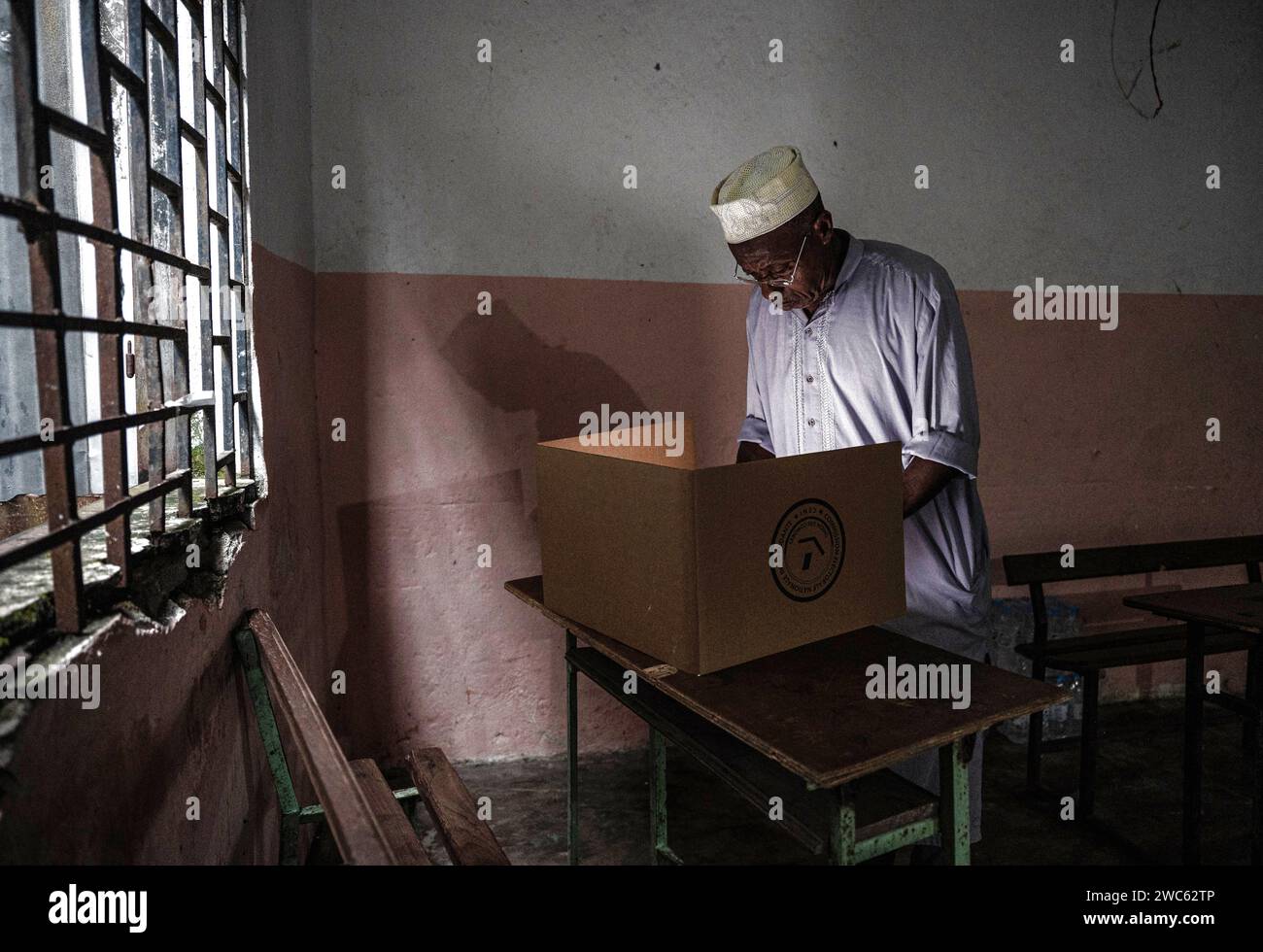 (240114) -- MITSUDJE, Jan. 14, 2024 (Xinhua) -- A man votes at a polling station in Mitsudje, Comoros, Jan. 14, 2024. Comoros kicked off its first round of the presidential election on Sunday to select the national leader from among six candidates, including incumbent President Azali Assoumani, for the next five years. (Xinhua/Wang Guansen) Stock Photo