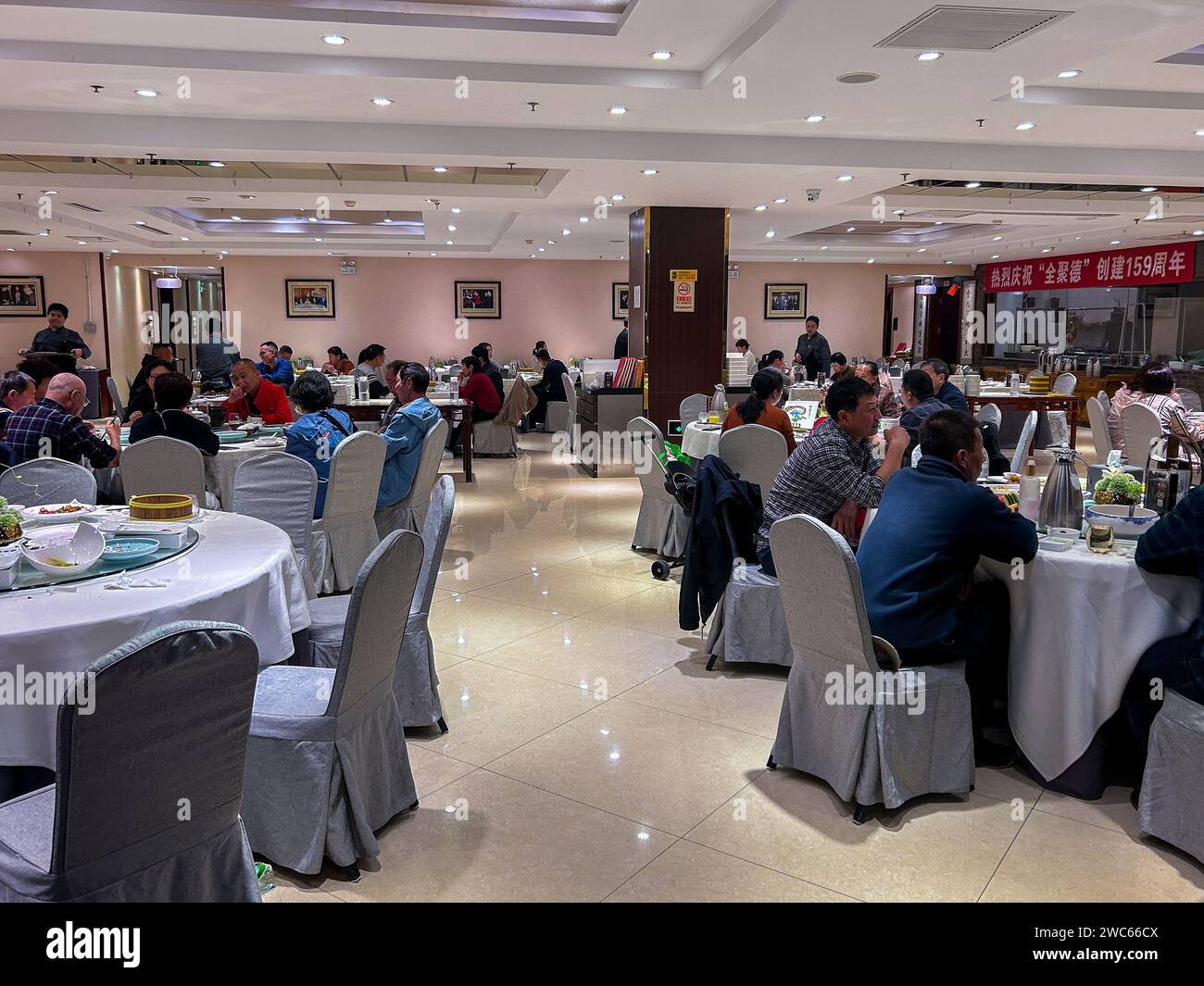 Beijing, China, General View, Wide Angle, Large Crowd People, sitting at tables, inside Fancy Chinese Restaurant, « Quanjude » Contemporary interiors Stock Photo