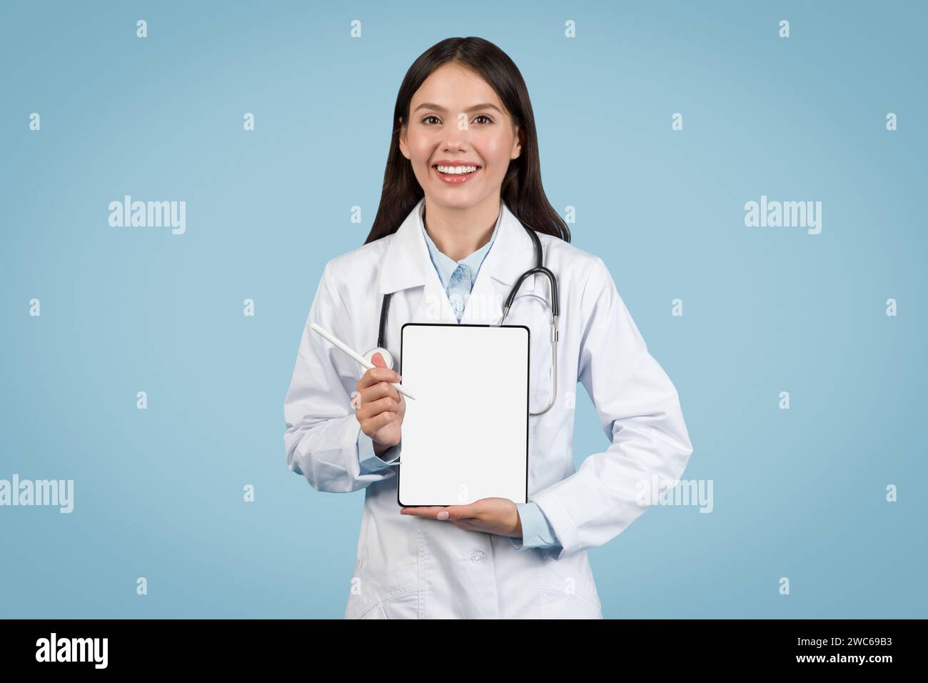 Doctor holding tablet with blank screen for healthcare apps Stock Photo ...