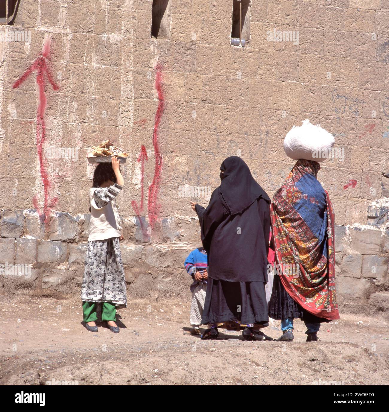 Yemen women traditional dress hi-res stock photography and images - Alamy