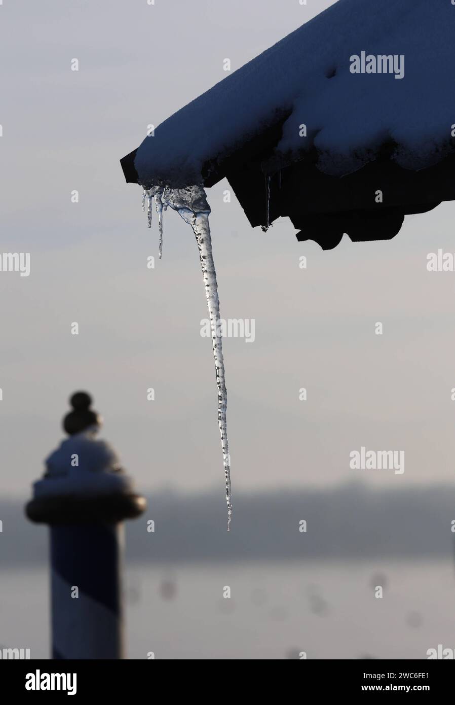 Tutzing, Bayern, Deutschland 14. Januar 2024: Ein Wintertag in Tutzing Landkreis Starnberg. Hier der Blick an der Brahmspromenade am Starnberger See auf Eiszapfen, Eisgebilde, frieren, Kalt, eisig, frostig, Kalte Jahreszeit, Minustemperaturen, Frosttage, Winterwetter,klirrend kalt, Dauerfrost,Klareis,eiskalt, eises kälte *** Tutzing, Bavaria, Germany January 14, 2024 A winter day in Tutzing district Starnberg Here the view at the Brahmspromenade at Lake Starnberg on icicles, ice formations, freeze, cold, icy, frosty, cold season, minus temperatures, frost days, winter weather, freezing cold, p Stock Photo