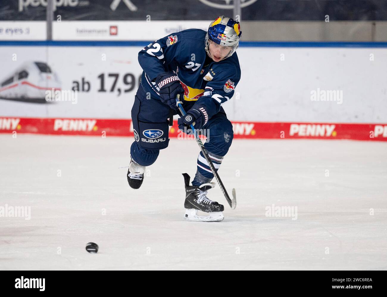 Veit Oswald (EHC Red Bull Muenchen, #27). EHC Red Bull Muenchen gegen
