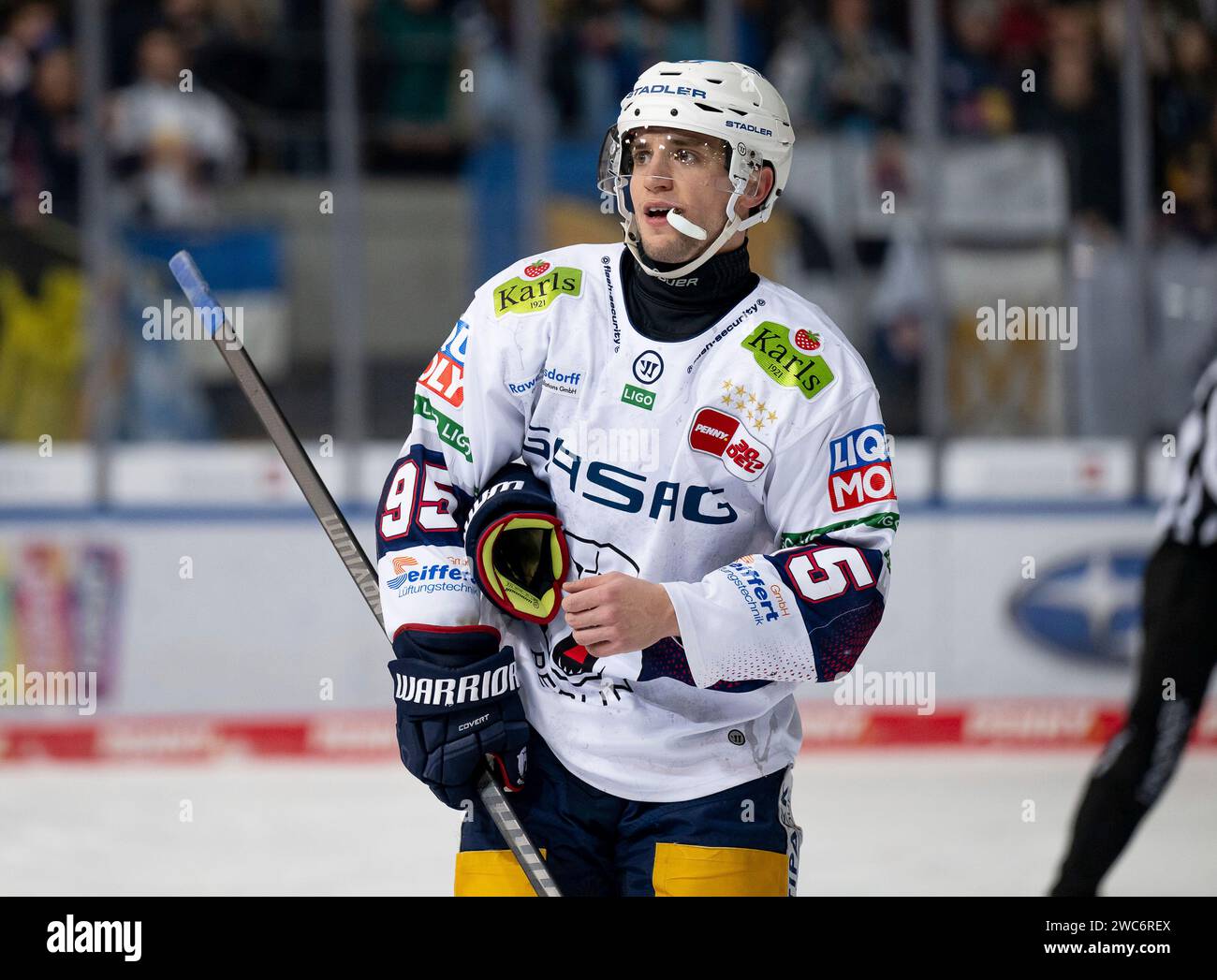 Der ExMuenchner Frederik Tiffels (Eisbaeren Berlin, 95). EHC Red Bull
