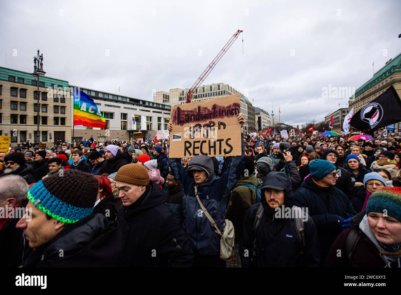 Demonstranten mit Schildern bei einer Demonstration gegen Rechts auf ...