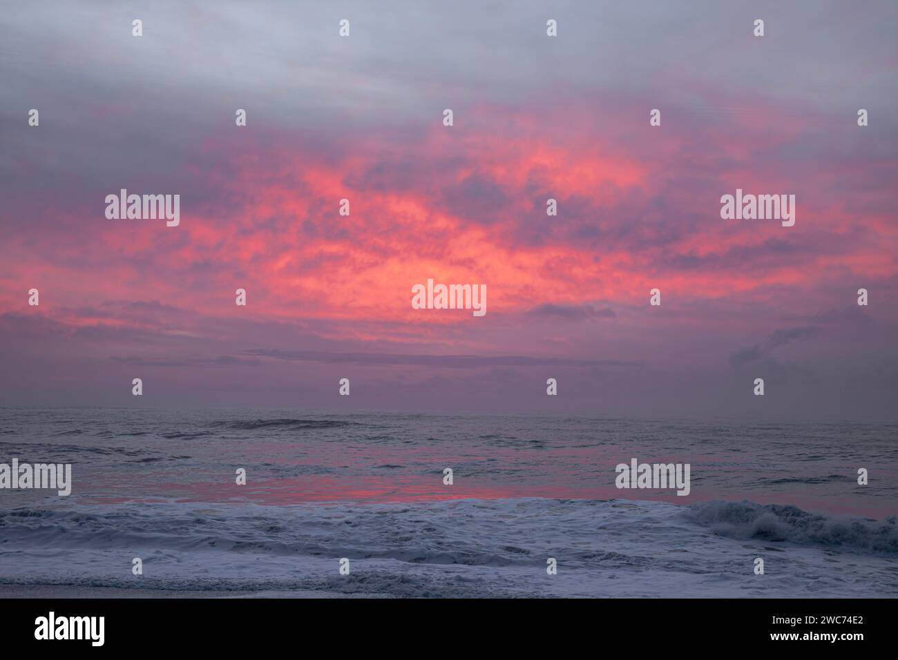 Colorful cloudy sunset beach hi-res stock photography and images - Alamy