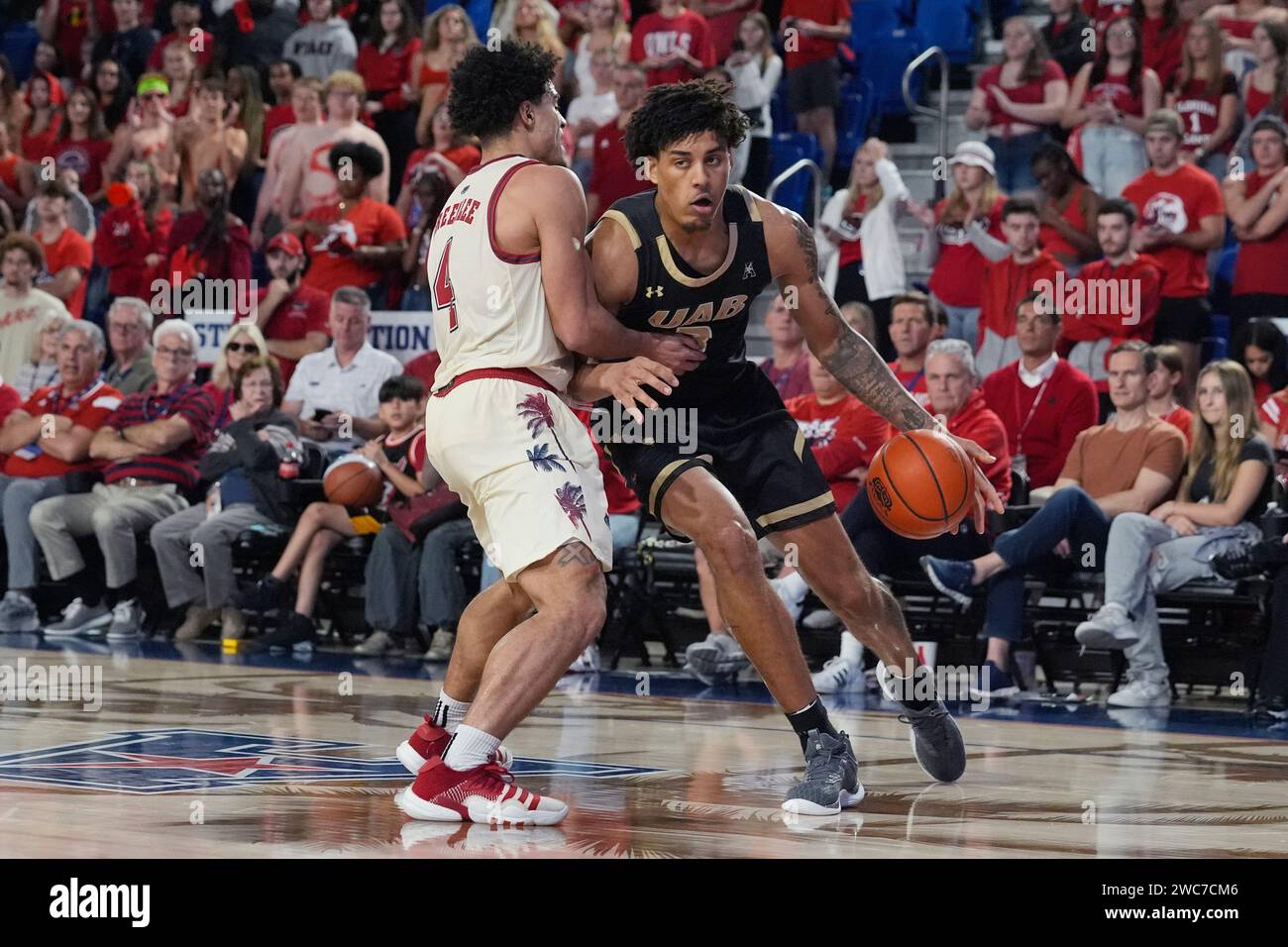 Florida Atlantic Guard Bryan Greenlee 4 Defends UAB Forward Yaxel   Florida Atlantic Guard Bryan Greenlee 4 Defends Uab Forward Yaxel Lendeborg 3 During The Second Half Of An Ncaa College Basketball Game Sunday Jan 14 2024 In Boca Raton Fla Ap Photomarta Lavandier 2WC7CM6 