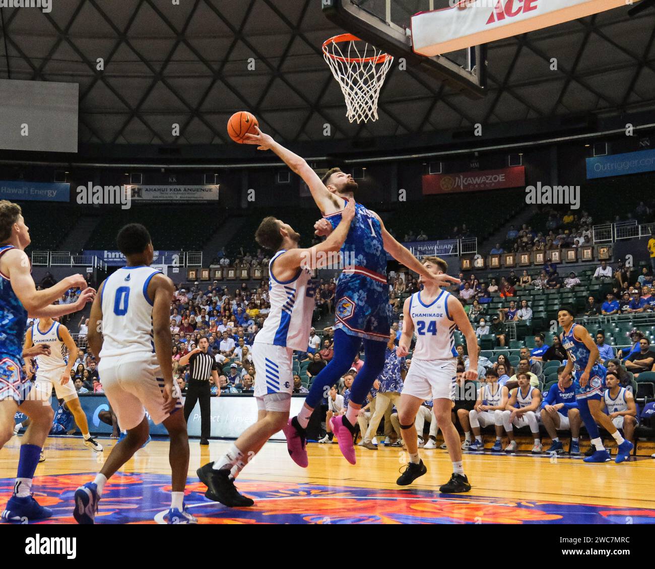 Honolulu, Hawaii, USA. 20th Nov, 2023. Kansas center Hunter Dickinson
