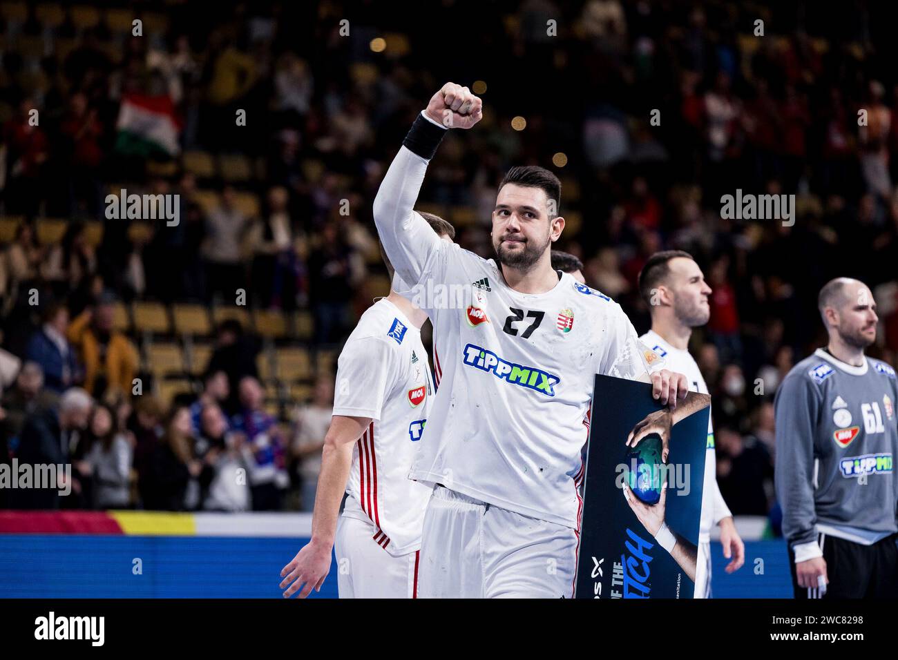 Bence Banhidi (Ungarn, #27) wird als Spieler des Spiels geehrt MEN?S EHF EURO 2024: Serbien - Ungarn, Olympiahalle, M?nchen am 14.01.2024 Stock Photo