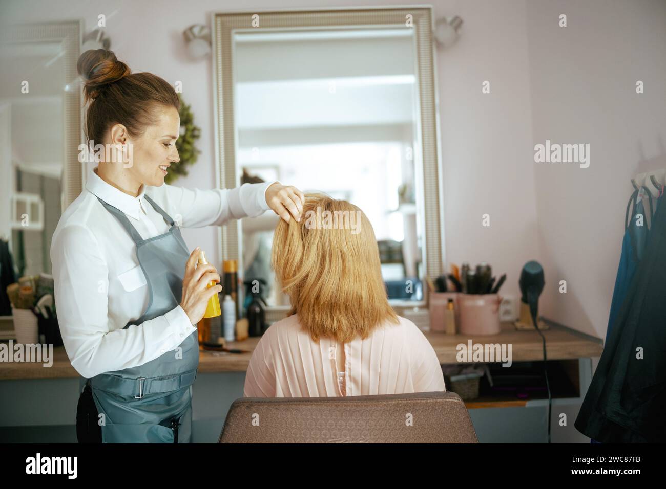 Highlights and hair salon hi-res stock photography and images - Alamy