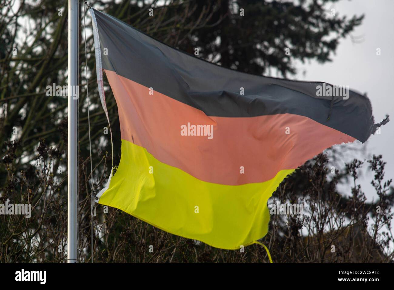 Eine zerrissene Deutschlandfahne weht in der Nähe von Bornheim  NRW . Deutschlandfahne *** A torn German flag flies near Bornheim NRW Germany flag Stock Photo