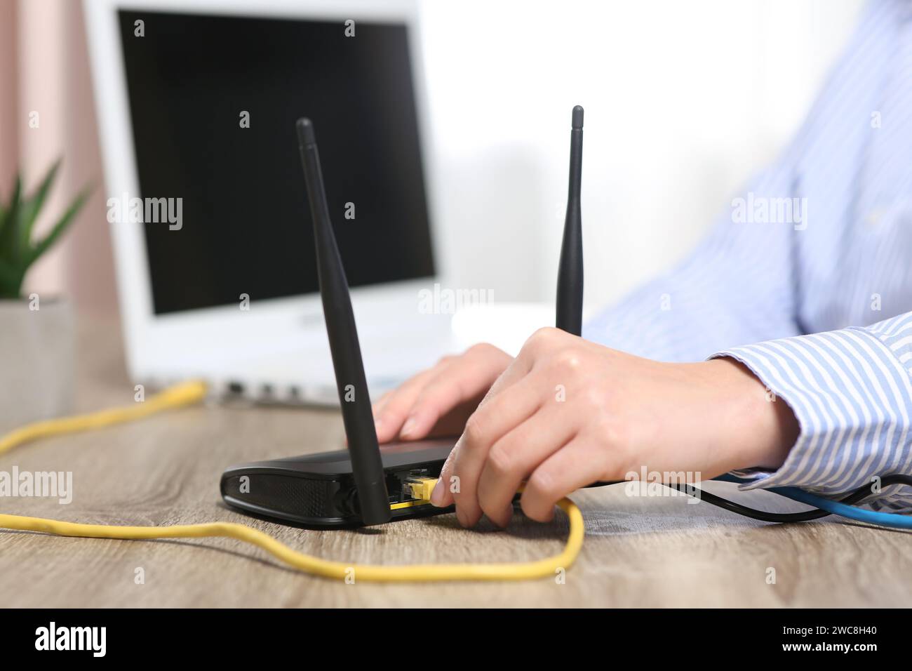Hands ethernet cable router hi-res stock photography and images - Alamy