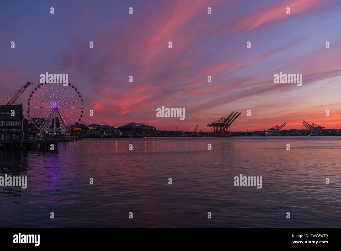 Seattle, USA. 14th Jan 2024. Elliott bay off Pier 62 during freezing ...