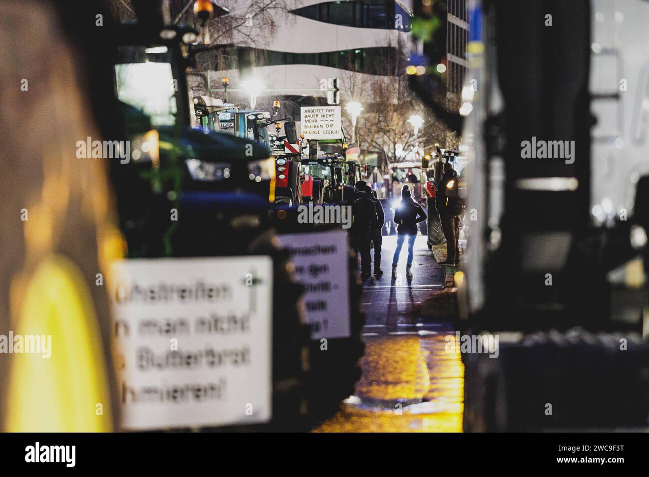 Strassenblockaden im Zentrum von Berlin, aufgenommen im Rahmen der Bauern-Proteste in Berlin, 15.01.2024. Am Montag werden im Rahmen der Protestwoche der Landwirtinnen und Landwirten 10.000 Teilnehmer erwartet. Sie protestieren unter anderem gegen die Sparplaene der Ampelregierung. Berlin Deutschland *** Road blockades in the center of Berlin, taken as part of the farmers protests in Berlin, 15 01 2024 On Monday, 10,000 participants are expected as part of the farmers protest week They are protesting, among other things, against the austerity plans of the traffic light government Berlin German Stock Photo