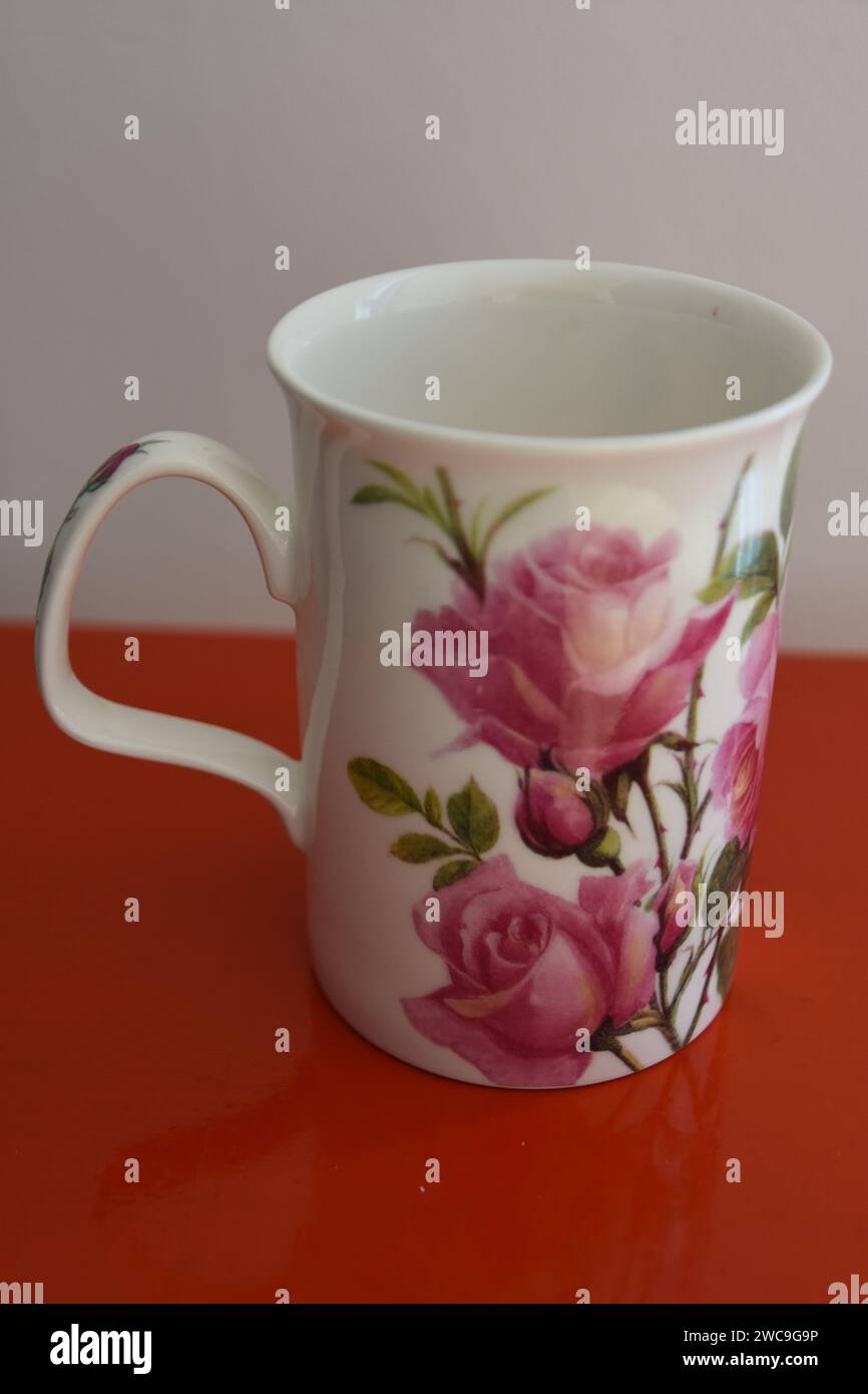 Une tasse en porcelaine avec motifs de roses Stock Photo