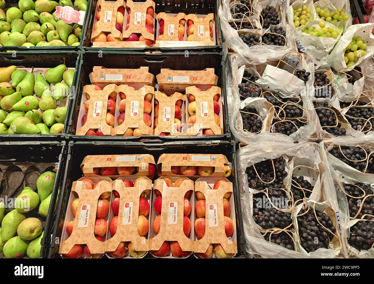 Supermarkt 11.01.2024, Koelleda, in einem Supermarkt werden Birnen, Aepfel und Weintrauben angeboten *** Supermarket 11 01 2024, Koelleda, a supermarket offers pears, apples and grapes Stock Photo