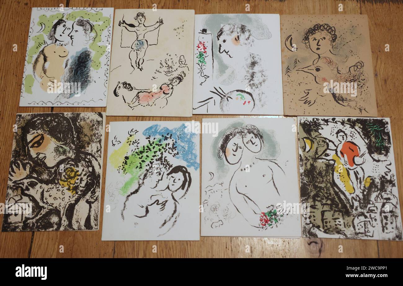 © PHOTOPQR/L'ALSACE/Darek SZUSTER ; Mulhouse ; 11/12/2023 ; Une résistante juive mulhousienne a rencontré après la guerre Marc Chagall qui a réalisé son portrait. Chaque année Marc et Vava Chagall lui envoyait des vœux de la nouvelle année. 11/12/2023 Un mystérieux tableau de Chagall dédicacé à la Brunstattoise Janine Brown Alors que ses enfants ont décidé de le mettre en vente, un tableau de Marc Chagall fait ressurgir par petites touches l'histoire de Janine Brown. Jeune résistante, juive convertie au protestantisme, épouse d'un médecin mulhousien, peintre et poète, elle avait rencontré Stock Photo