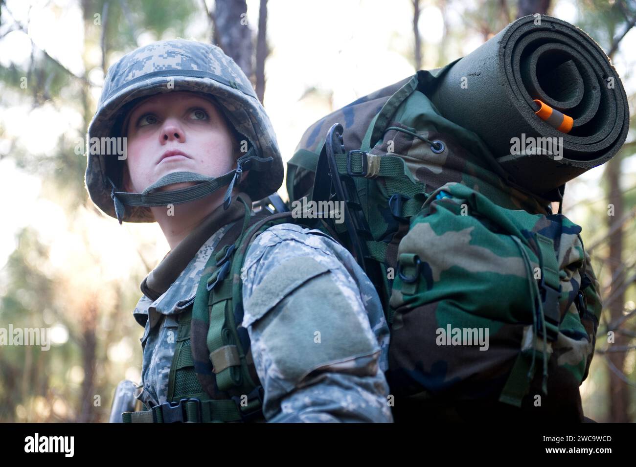 Women in military training hi-res stock photography and images - Alamy