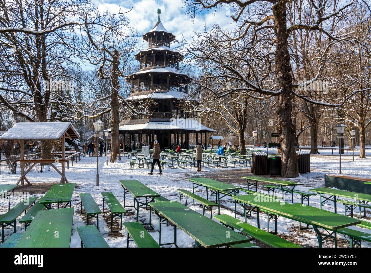 Chinesischer Turm mit Biergarten, verschneiter Englischer Garten