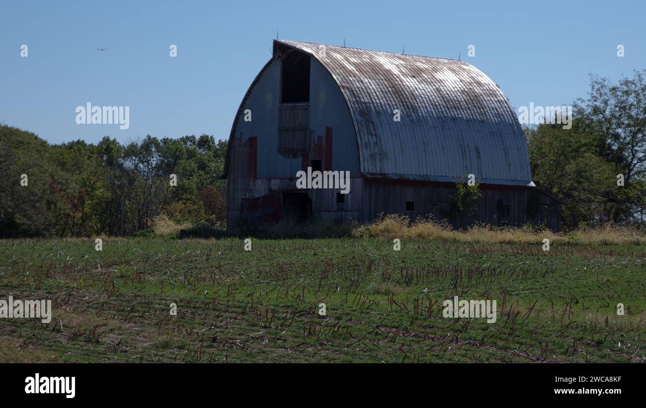 Large barn in field hi-res stock photography and images - Alamy