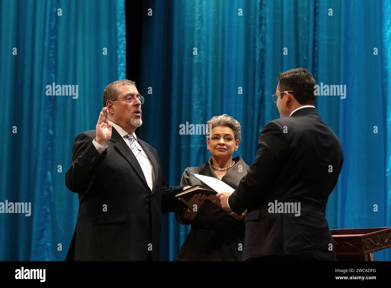 Guatemala Stadt, Guatemala. 15th Jan, 2024. Bernardo Arévalo (l), new