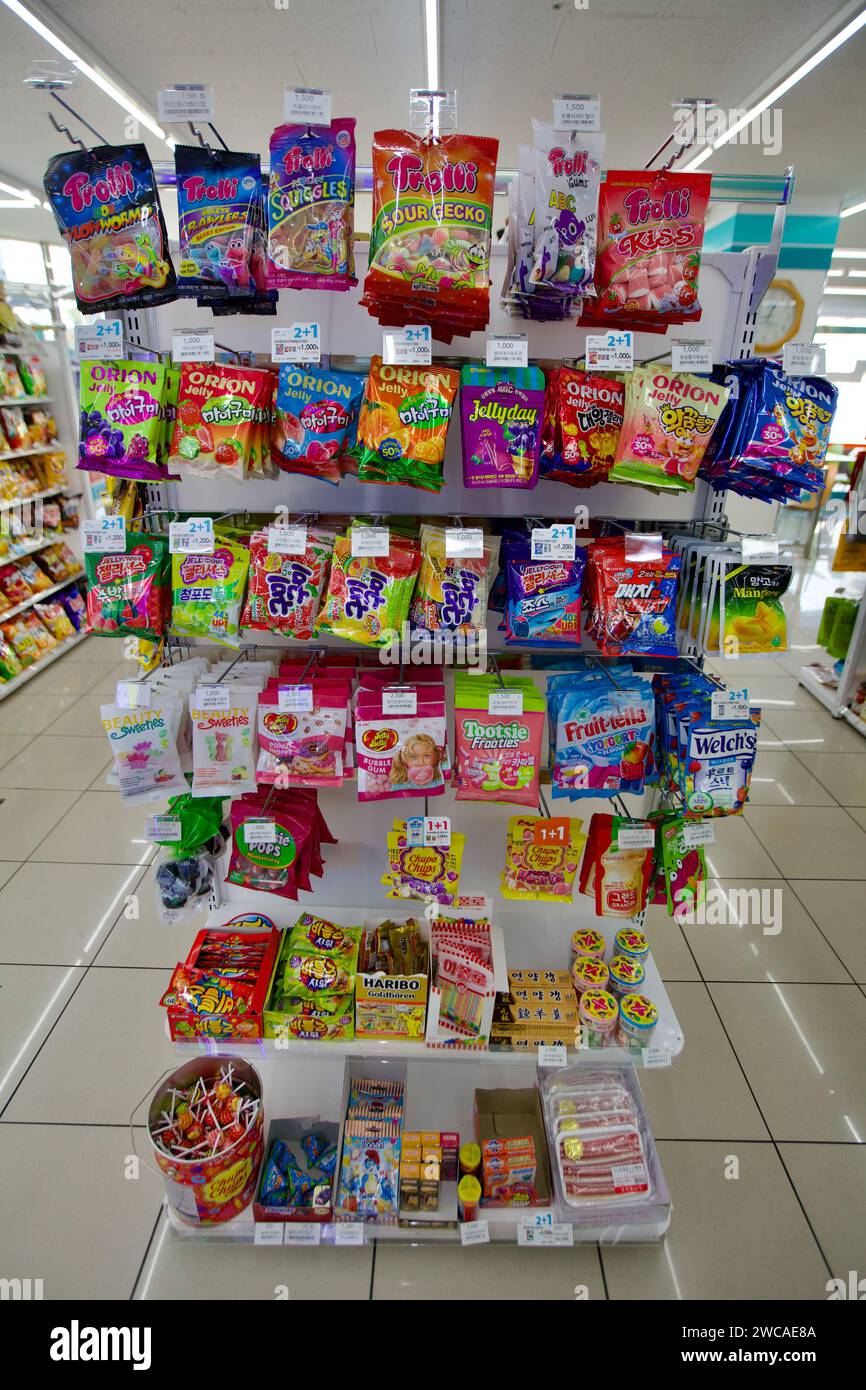 Convenience store candy hi-res stock photography and images - Alamy