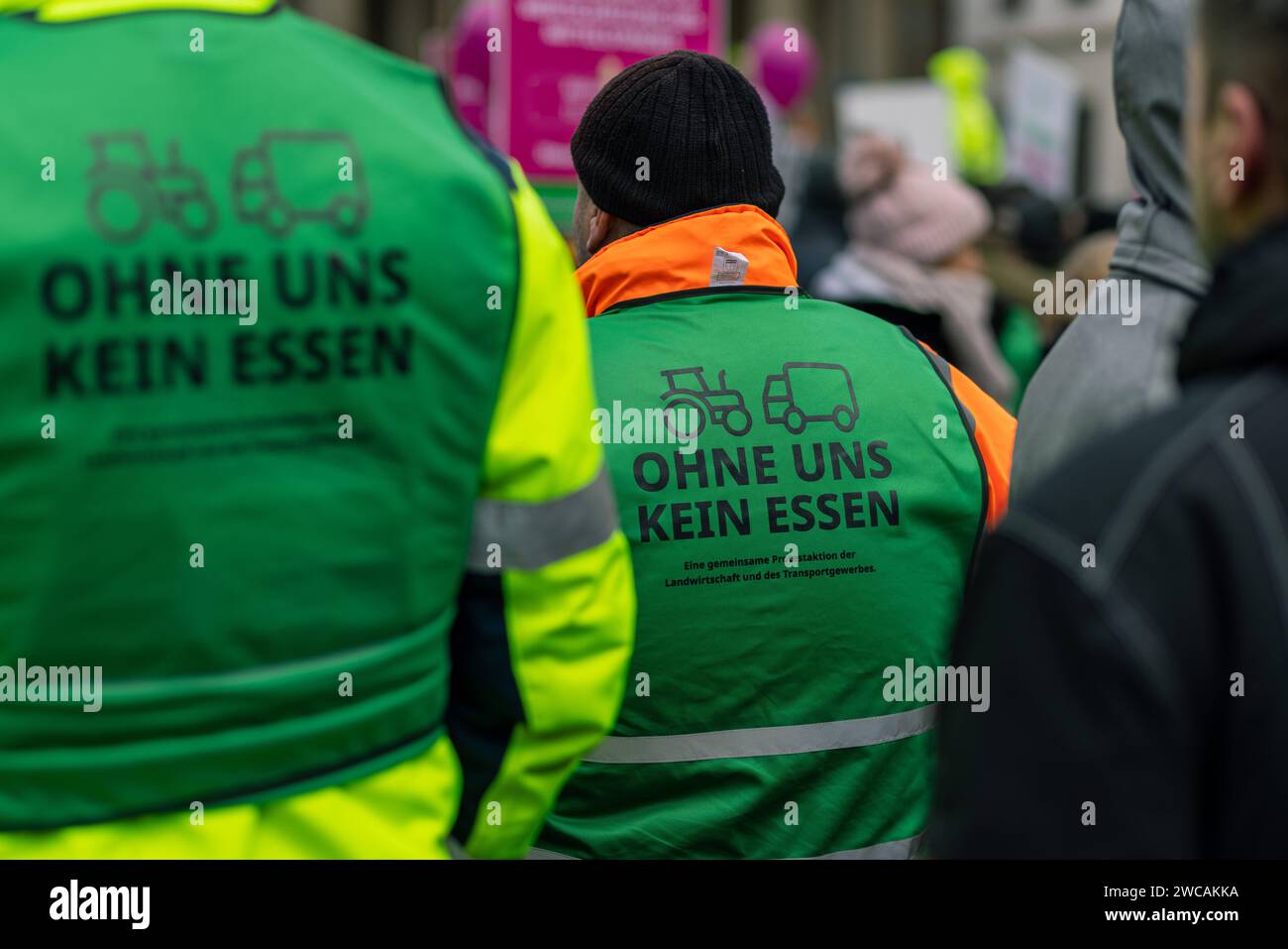 Bauernstreik / Bauernprotest - Hauptkundgebung / Demonstration der Bauern und solidarischen Gruppen organisiert vom Bauernverband am 15. Januar 2024 Deonstrant mit Weste ohne uns kein Essen *** Farmers strike Farmers protest Main rally Demonstration of farmers and solidarity groups organized by the Farmers Union on 15 January 2024 Deonstrant with vest without us no food Demo 150124-1012 Stock Photo