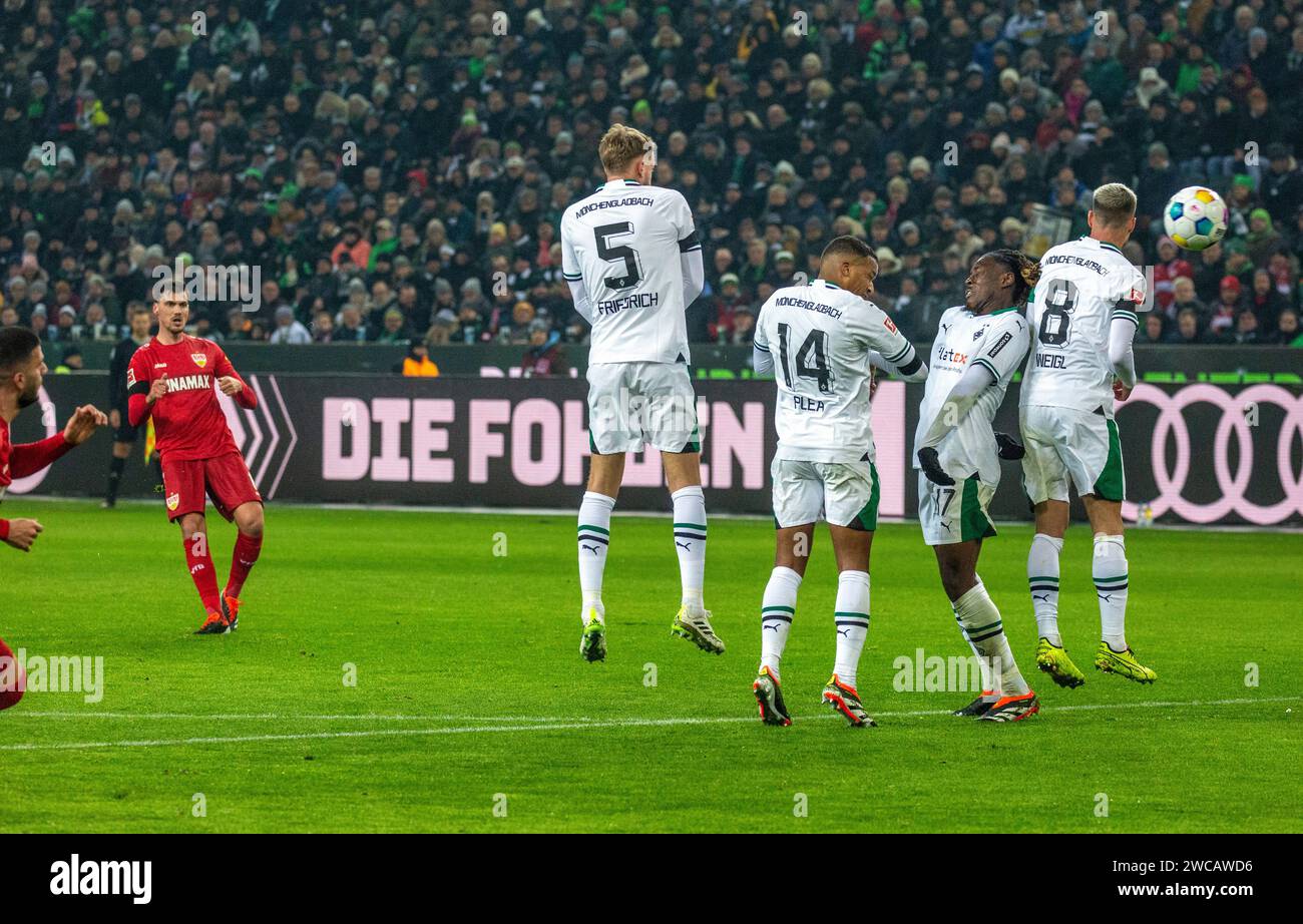 sports, football, Bundesliga, 2023/2024, Borussia Moenchengladbach vs. VfB Stuttgart 3-1, scene of the match, free kick by Pascal Stenzel (VfB) left, players wall f.l.t.r. Marvin Friedrich (MG), Alassane Plea (MG), Kouadio Emmanuel Kone (MG), Julian Weigl (MG), DFL REGULATIONS PROHIBIT ANY USE OF PHOTOGRAPHS AS IMAGE SEQUENCES AND/OR QUASI-VIDEO Stock Photo