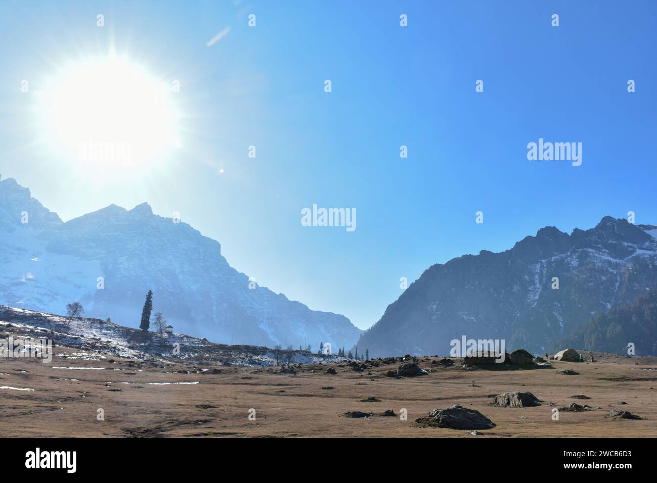 A view of snowless Sonamarg hill station during a sunny winter day in Sonamarg hill station, about 100kms from Srinagar. A prolonged dry spell is sweeping across Kashmir valley during the harshest phase of winter. Tourist resorts such as Gulmarg, Pahalgam, and Sonamarg would typically have accumulated ample snow by now. But this year, the Kashmir valley is dry with no snow anywhere to be seen. While the tourism sector has got hit badly, as tourists, who had planned to visit the Valley during January to enjoy snow, are cancelling their trips. (Photo by Saqib Majeed/SOPA Images/Sipa USA) Stock Photo