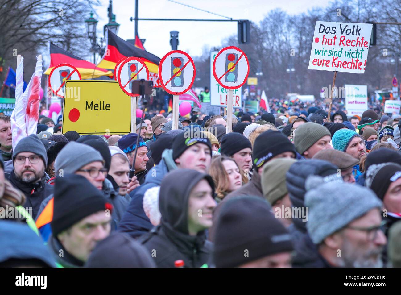 15.01.2024, Berlin, Eindrücke rund um die Großdemonstration der Bauernproteste am Brandenburger Tor und auf der Strasse des 17.Juni. Mehrere Tausend Demonstranten haben sich versammelt um Kritik an der Ampelkoalition auszudrücken. Landwirte, LKW-Fahrer und Handwerker blockieren mit ihren Fahrzeugen die Straßen. Banner Schriftzug Das Volk Hat Recht Wir Sind Nicht Eure Knechte Berlin Deutschland *** 15 01 2024, Berlin, Impressions around the large demonstration of the farmers protests at the Brandenburg Gate and on Strasse des 17 Juni Several thousand demonstrators have gathered to express criti Stock Photo