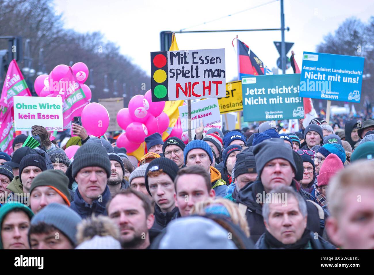 15.01.2024, Berlin, Eindrücke rund um die Großdemonstration der Bauernproteste am Brandenburger Tor und auf der Strasse des 17.Juni. Mehrere Tausend Demonstranten haben sich versammelt um Kritik an der Ampelkoalition auszudrücken. Landwirte, LKW-Fahrer und Handwerker blockieren mit ihren Fahrzeugen die Straßen. Banner Schriftzug Mit Essen Spielt Man Nicht und Jetzt Reichts Berlin Deutschland *** 15 01 2024, Berlin, Impressions around the large demonstration of the farmers protests at the Brandenburg Gate and on Strasse des 17 Juni Several thousand demonstrators have gathered to express critici Stock Photo