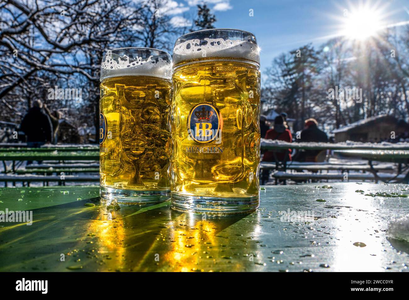 Zwei halbe Bier leuchten in der Wintersonne, Biergarten am Chinesischen