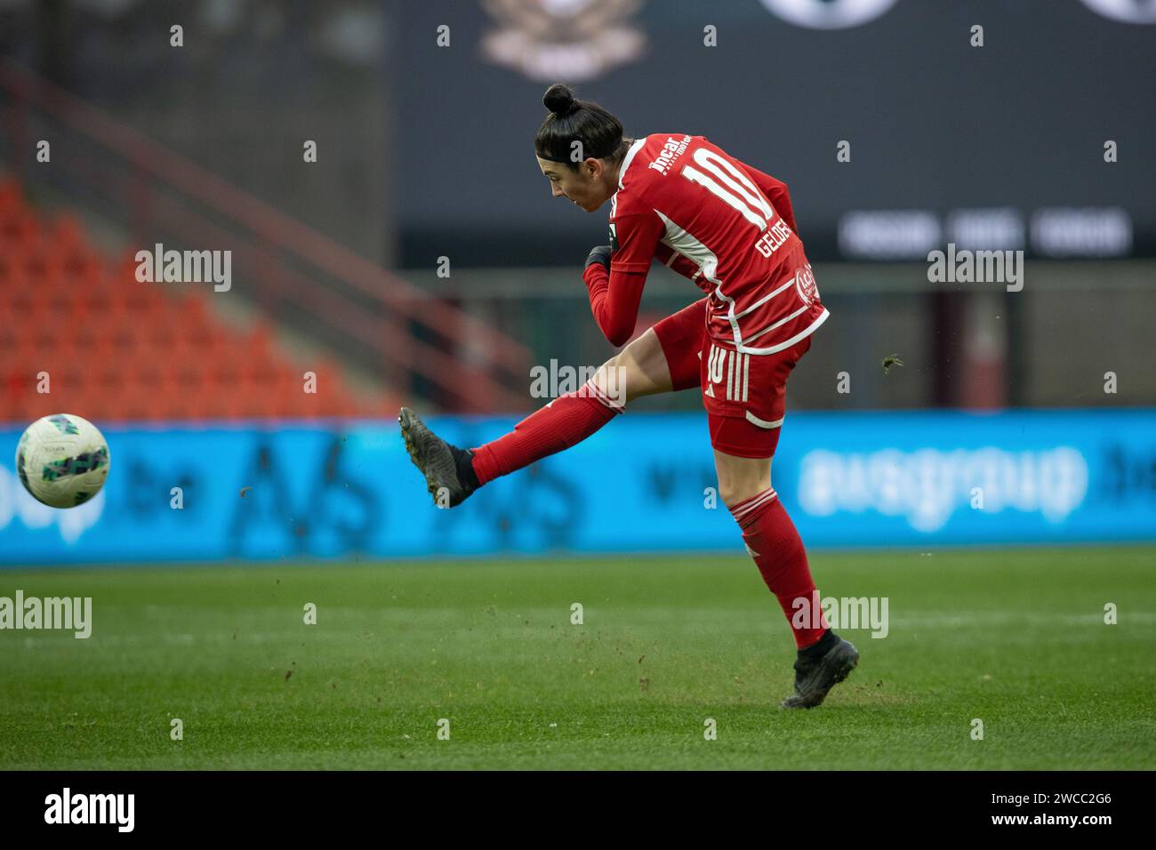 Liege, Belgium. 13th Jan, 2024. Noemie Gelders (10) of Standard
