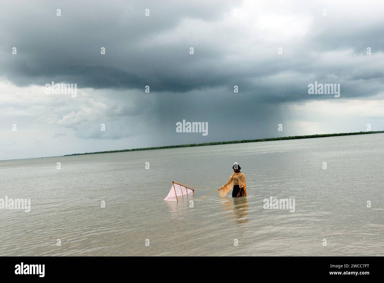 women-collecting-prawn-seeds-from-the-saline-river-of-sundarban-delta