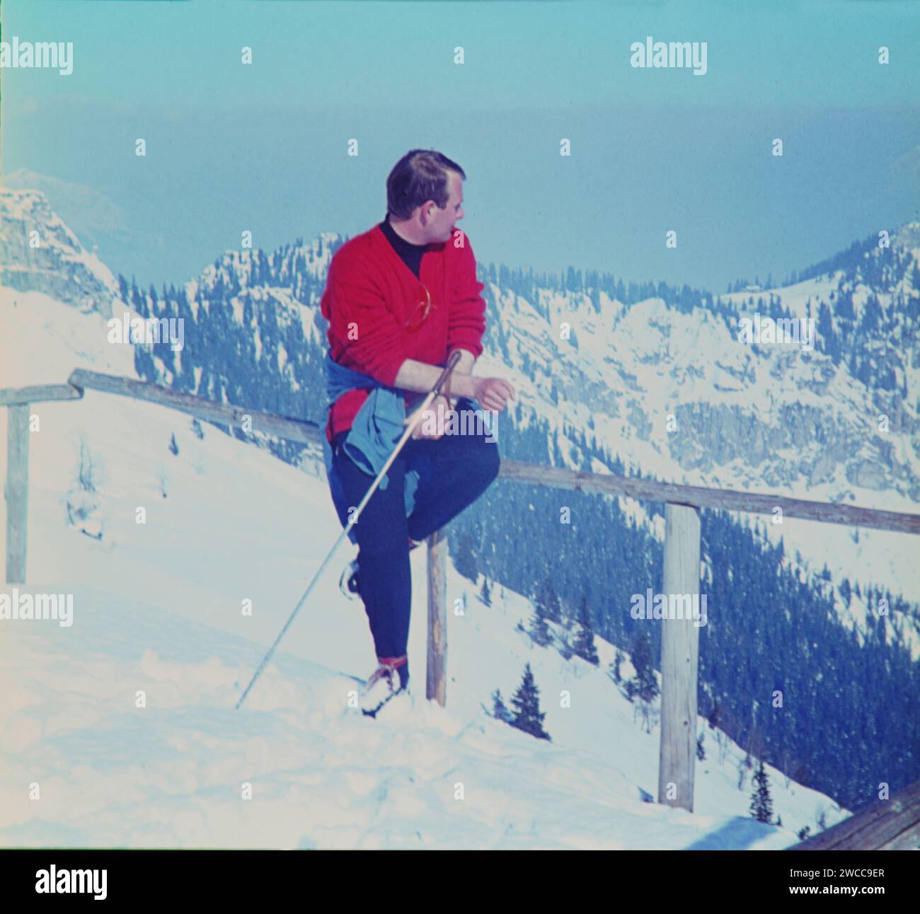 Skifahrer GER,20240101, Aufnahme ca. 1956, Skifahrer in den Alpen, mit Blick ins Tal *** Skier GER,20240101, photo ca 1956, skier in the Alps, looking down into the valley Stock Photo