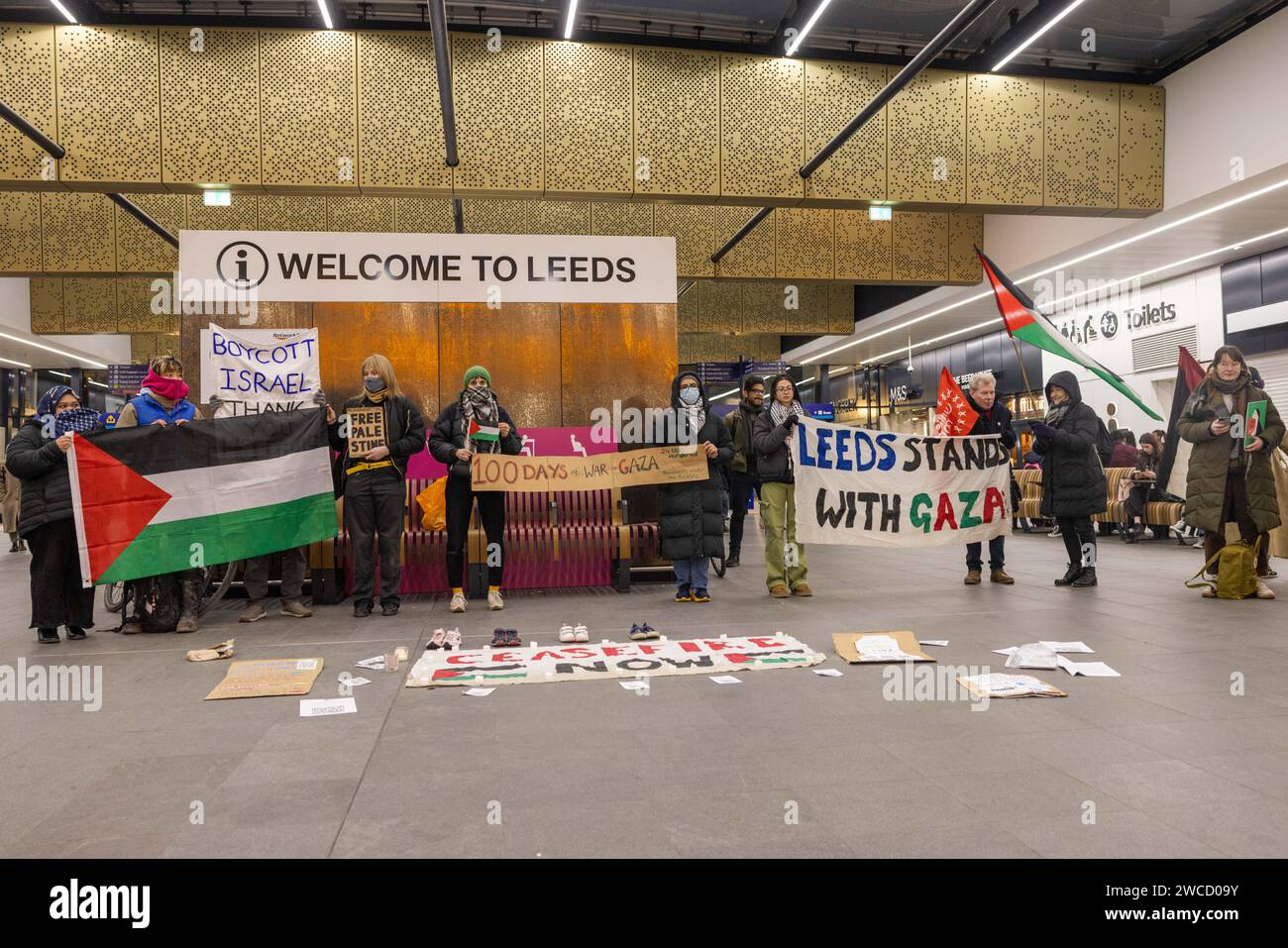 Leeds, UK. 15 JAN, 2023. Activists stage a vigil in Leeds train station marking 100 days since the beginning of the current wave of Israeli action within Palestine. Credit Milo Chandler/Alamy Live News Stock Photo