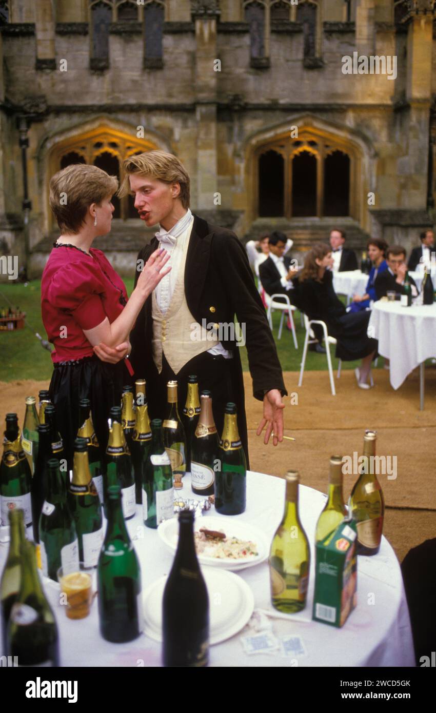 Argument, drunk male student. The morning after the night before, dawn has broken and his temper has too. Dishevel in his drunkenness, Champagne fuelled and perhaps a little tired; a reveller wearing White tie and a brown velvet family hand-me-down dress suit lets his partner know exactly what he thinks. They’re in the Quad after the Magdalen College Commem Ball. Oxford, England June 1985. 1980s UK HOMER SYKES Stock Photo