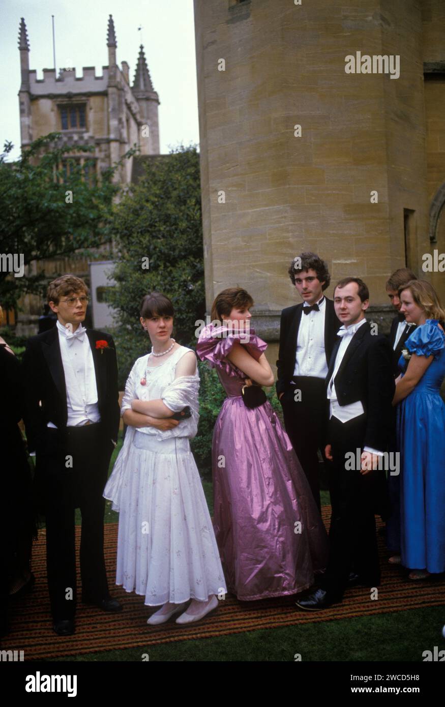 1980s university students UK. May Ball morning after the night before Oxford University. Students in White Tie and Tailcoat  and ball gowns in the breakfast queue after the end of year May Ball. they have been up all night. Oxford, England June 1985. 1980s UK HOMER SYKES Stock Photo