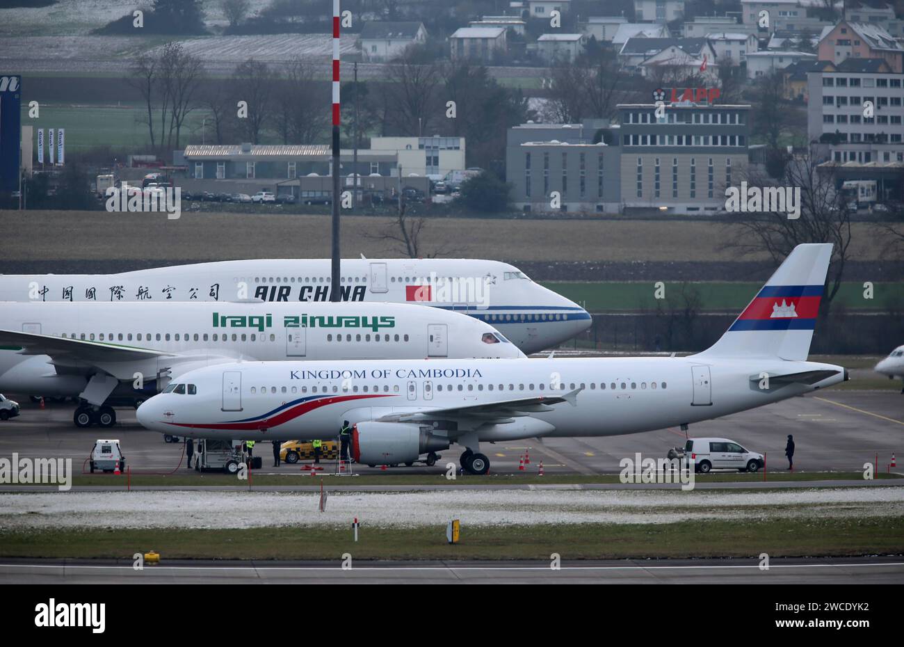 Regierungsflugzeuge aus China, Kambodscha und dem Irak auf Parkposition