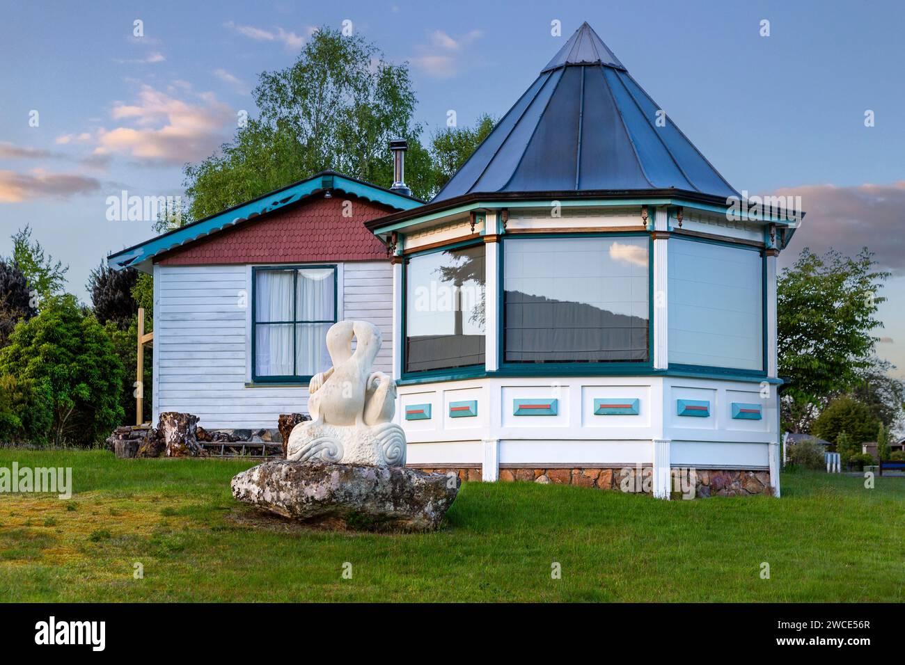 Unique small house with a dome in Manapouri, Aotearoa (New Zealand), Te Waipounamu (South Island).  There is a carved stone sculpture of two lovebirds Stock Photo