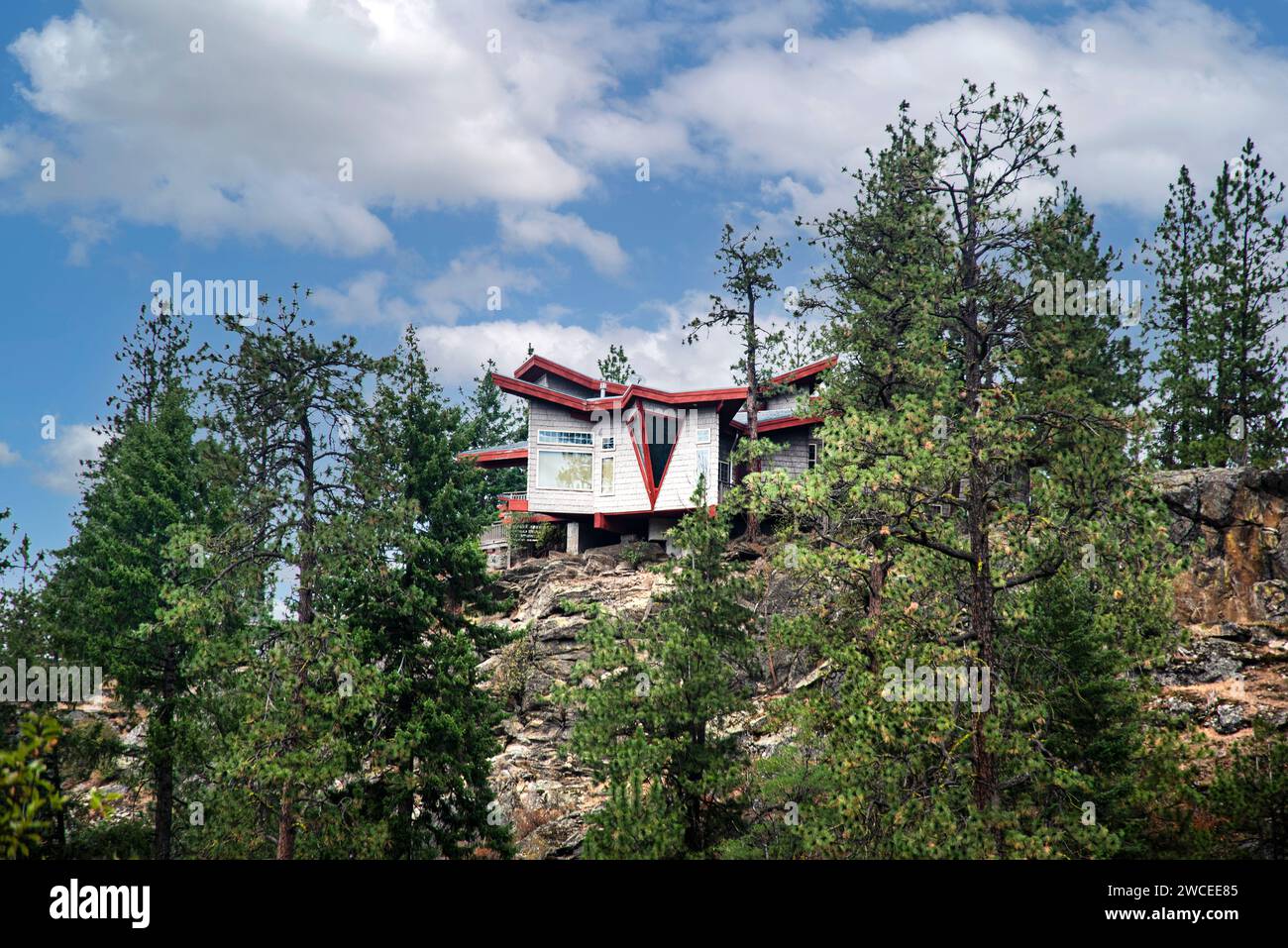 House on edge of precipice overlooking Spokane River, Washington, USA Stock Photo