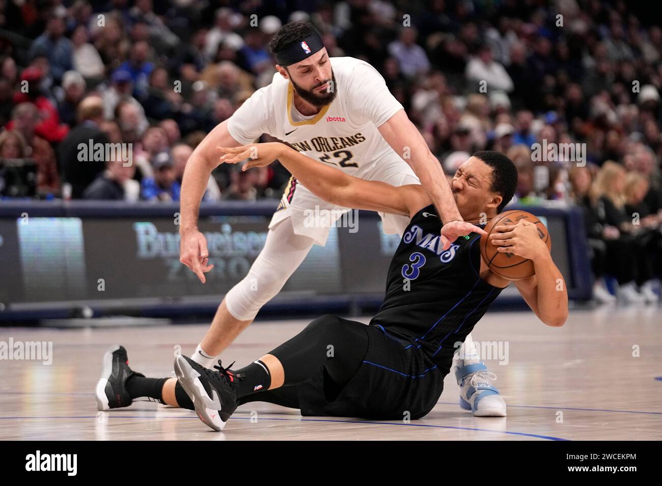 Dallas Mavericks forward Grant Williams (3) attempts to pass the ball