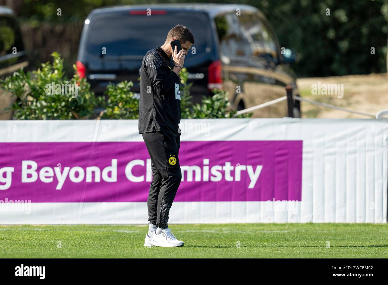 Fußball: 1. Bundesliga, Saison 2023/2024, Trainingslager von Borussia Dortmund am 08.01.2024 in Marbella (Spanien). Sportdirektor Sebastian Kehl telefoniert mit dem Handy Smartphone. Stock Photo