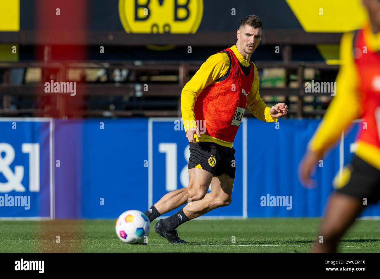 Fußball: 1. Bundesliga, Saison 2023/2024, Trainingslager von Borussia Dortmund am 08.01.2024 in Marbella (Spanien). Thomas Meunier läuft mit dem Ball am Fuß. Stock Photo