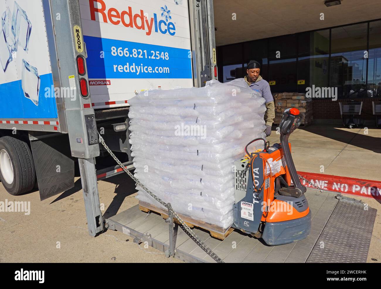 Chris Rathbone Reddy Ice Reddy ice delivery truck hi-res stock photography and images - Alamy