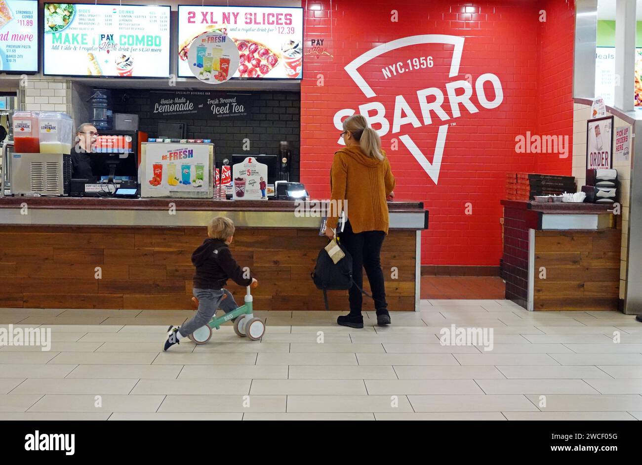 Mother and child at a Sbarro New York style pizza in Grapevine Mills shopping mall - November 2023 Stock Photo