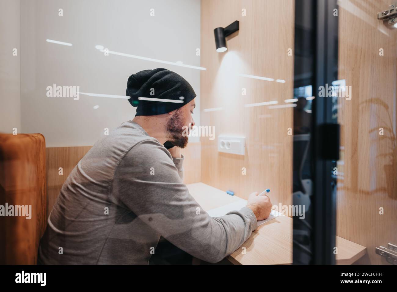 Soundproof phone booth hi-res stock photography and images - Alamy