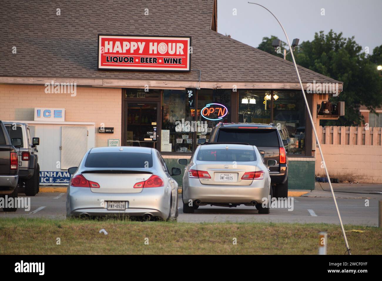 Busy liquor store in Vernon, Texas - June 2023 Stock Photo