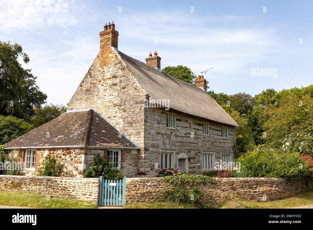 Country cottage gate hi-res stock photography and images - Alamy